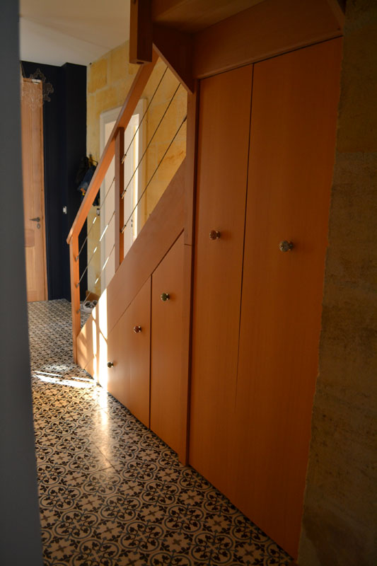 Véritable carreaux ciment dans cette belle entrée avec son escalier en hêtre